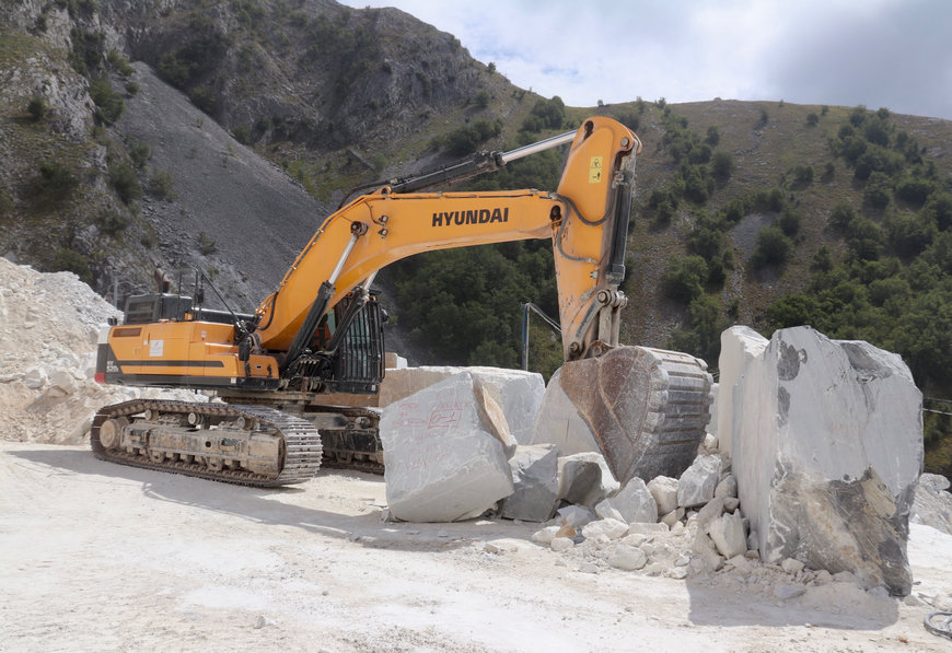 Schwerstarbeit: Hyundai-Kettenbagger HX520L im Marmorsteinbruch von Colonnata